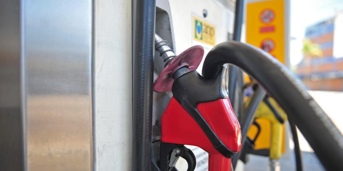 Leia mais sobre o artigo Gasolina será reonerada em R$ 0,47 e etanol, em R$ 0,02, a partir desta quarta-feira