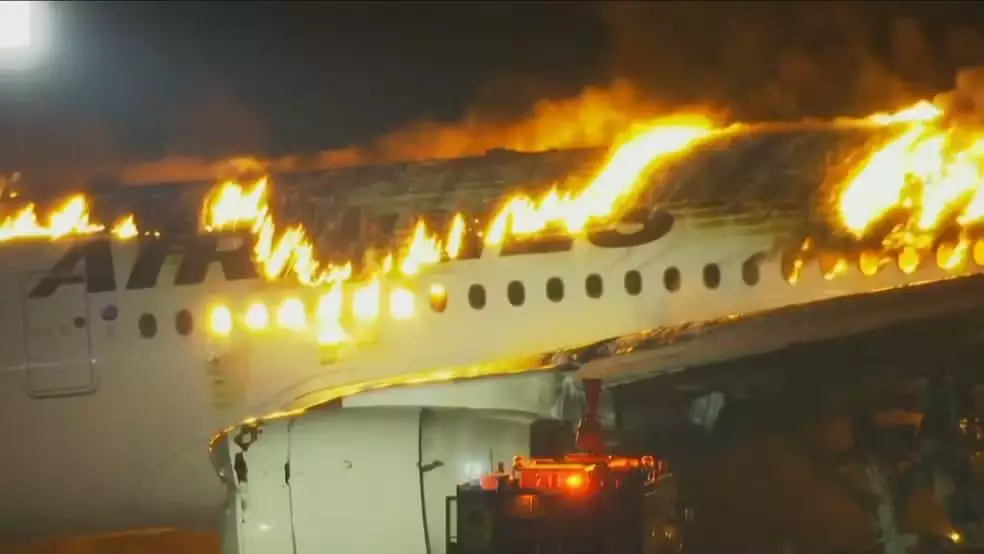 Leia mais sobre o artigo Avião com passageiros a bordo pega fogo em aeroporto de Tóquio
